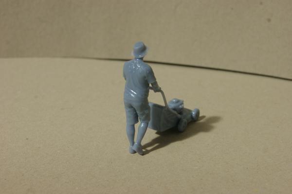 Figur Mann mit Rasenmäher  - unbemalt - 1 : 32