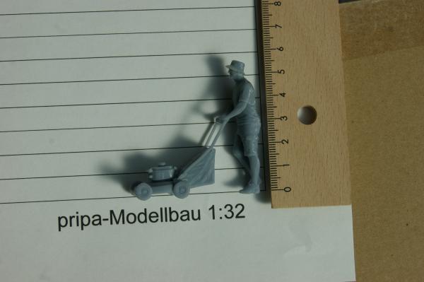 Figur Mann mit Rasenmäher  - unbemalt - 1 : 32