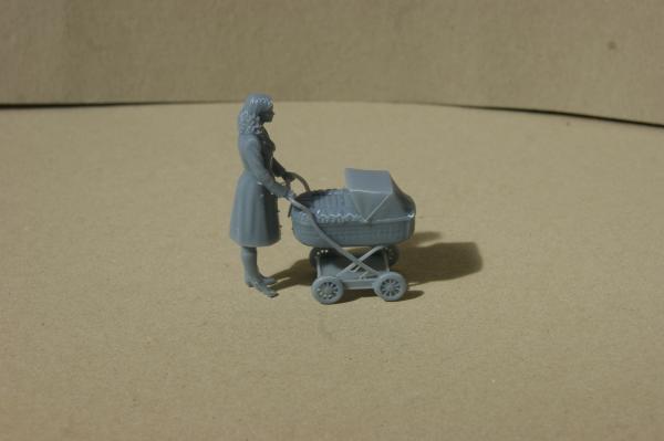 Figur Frau mit Kinderwagen im Kleid - unbemalt - 1 : 32