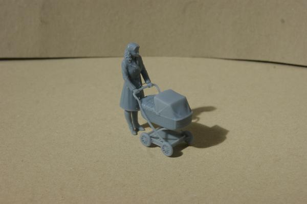 Figur Frau mit Kinderwagen im Kleid - unbemalt - 1 : 32