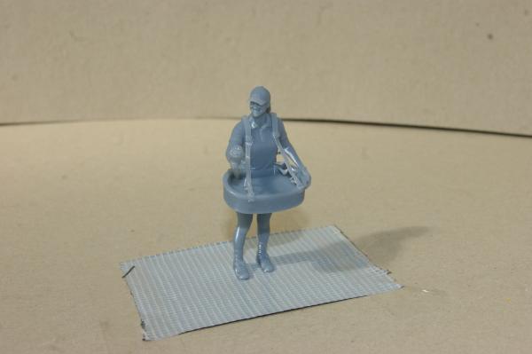 Figur Bauchladenverkäuferin Eis - unbemalt - 1 : 32