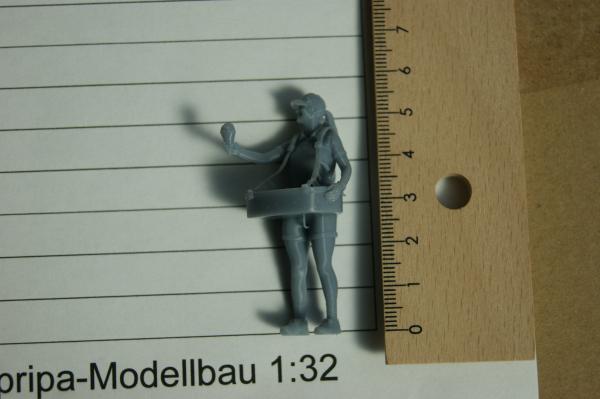 Figur Bauchladenverkäuferin Eis - unbemalt - 1 : 32