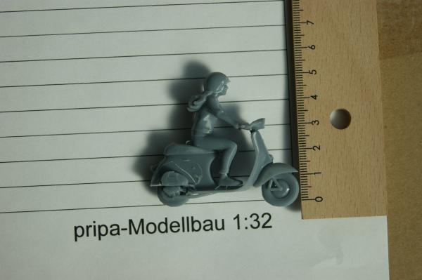 Figur Rollerfahrerin - unbemalt - 1 : 32