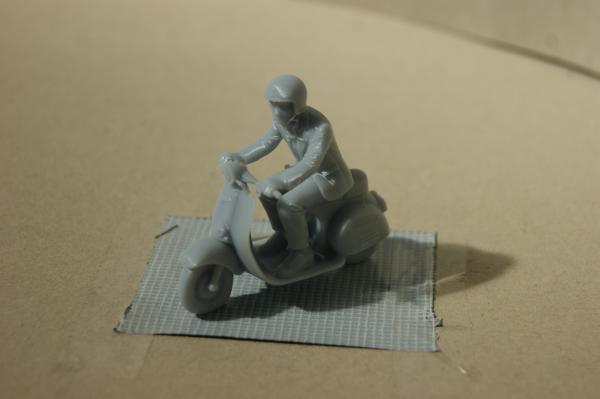 Figur Rollerfahrer - unbemalt - 1 : 32
