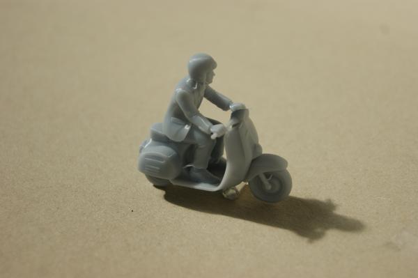 Figur Rollerfahrer - unbemalt - 1 : 32