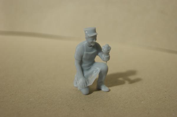 Figur Eisverkäufer kniend - unbemalt - 1 : 32