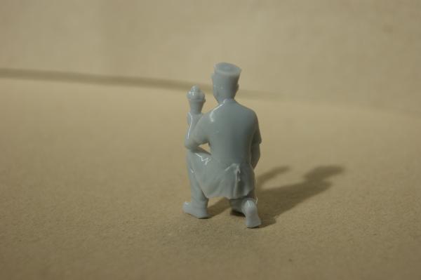 Figur Eisverkäufer kniend - unbemalt - 1 : 32