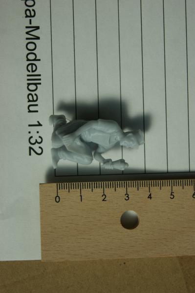 Figur Eisverkäufer kniend - unbemalt - 1 : 32