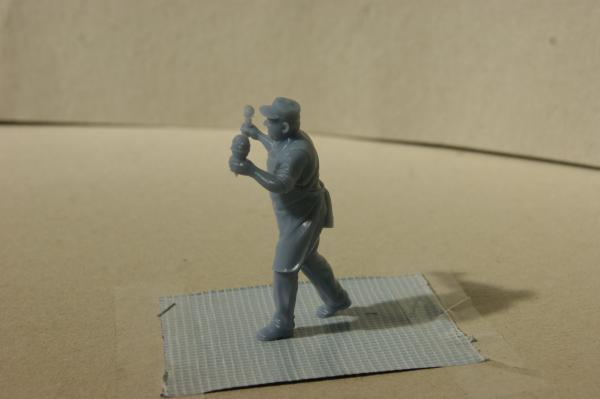 Figur Eisverkäufer gehend - unbemalt - 1 : 32