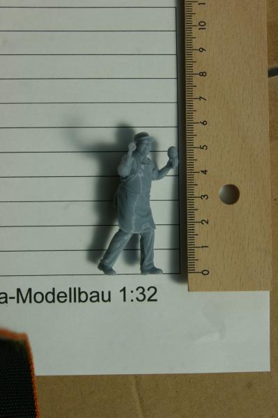 Figur Eisverkäufer gehend - unbemalt - 1 : 32