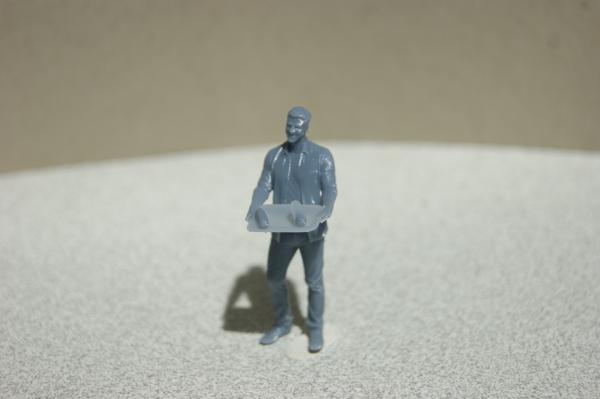 Figur Mann mit Tablett - unbemalt - 1 : 32