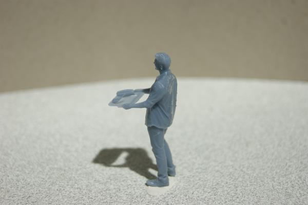 Figur Mann mit Tablett - unbemalt - 1 : 32