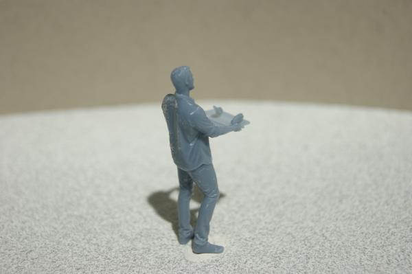 Figur Mann mit Tablett - unbemalt - 1 : 32