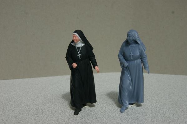 Figur Schwester Hilde - bemalt - 1 : 22,5
