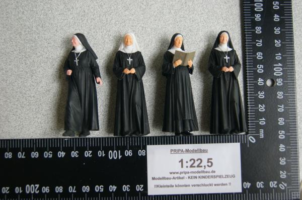 Figur Schwester Julia - bemalt - 1 : 22,5