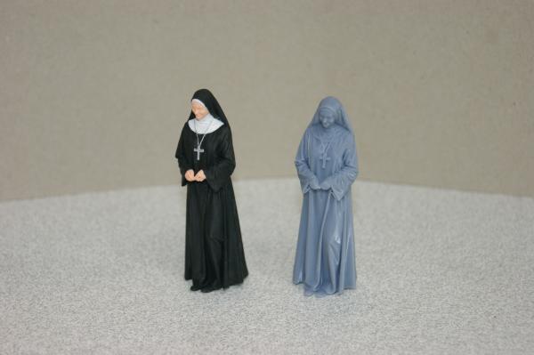 Figur Schwester Julia - bemalt - 1 : 22,5