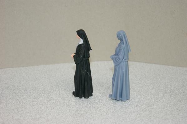 Figur Schwester Julia - bemalt - 1 : 22,5