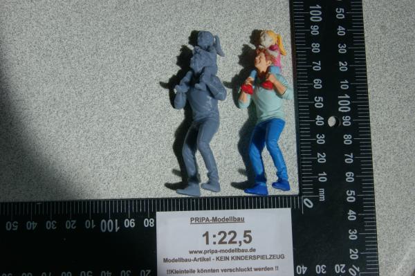 Figur Mann mit Kind auf den Schultern - bemalt - 1 : 22,5