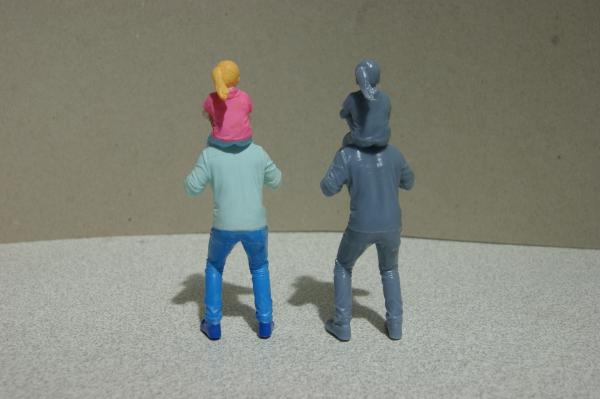 Figur Mann mit Kind auf den Schultern - bemalt - 1 : 22,5