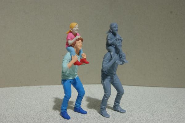 Figur Mann mit Kind auf den Schultern - bemalt - 1 : 22,5