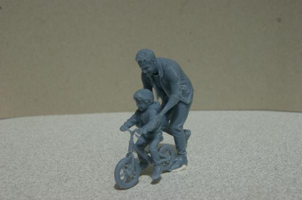 Figur Mann mit Kind auf dem Fahrrad - unbemalt - 1 : 22,5