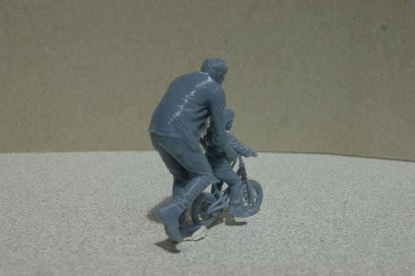 Figur Mann mit Kind auf dem Fahrrad - unbemalt - 1 : 22,5