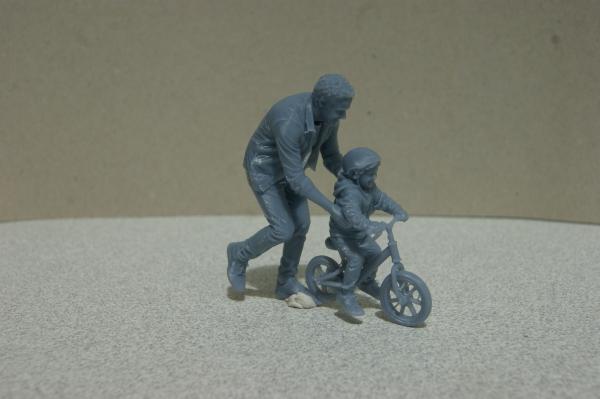 Figur Mann mit Kind auf dem Fahrrad - unbemalt - 1 : 22,5