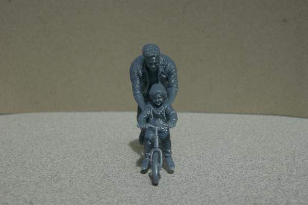 Figur Mann mit Kind auf dem Fahrrad - unbemalt - 1 : 22,5