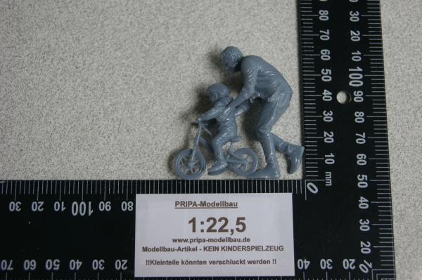 Figur Mann mit Kind auf dem Fahrrad - unbemalt - 1 : 22,5